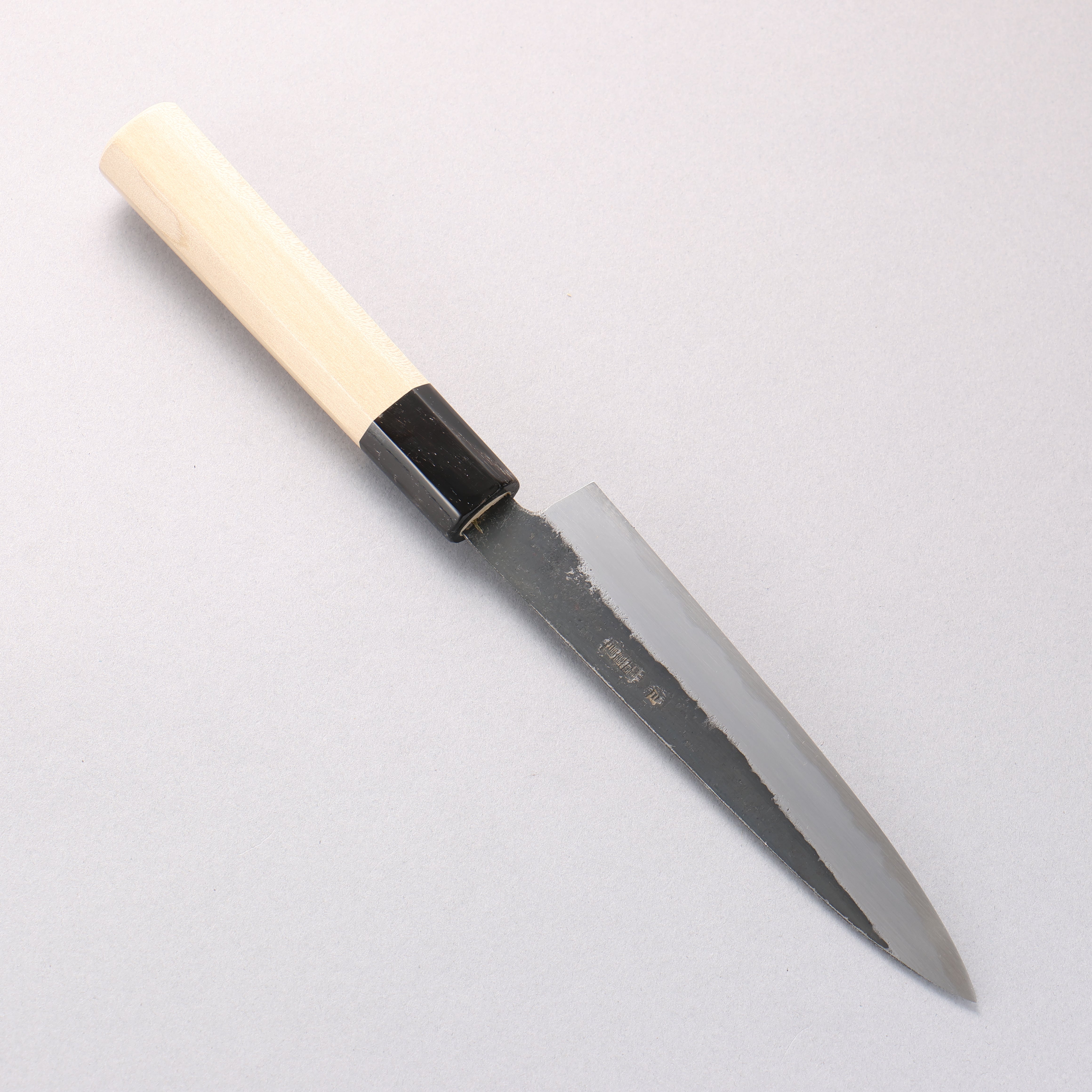 Cuchillo utilitario Kikuzuki de acero blanco n.° 2 con acabado negro, mango Magnolia de 150 mm