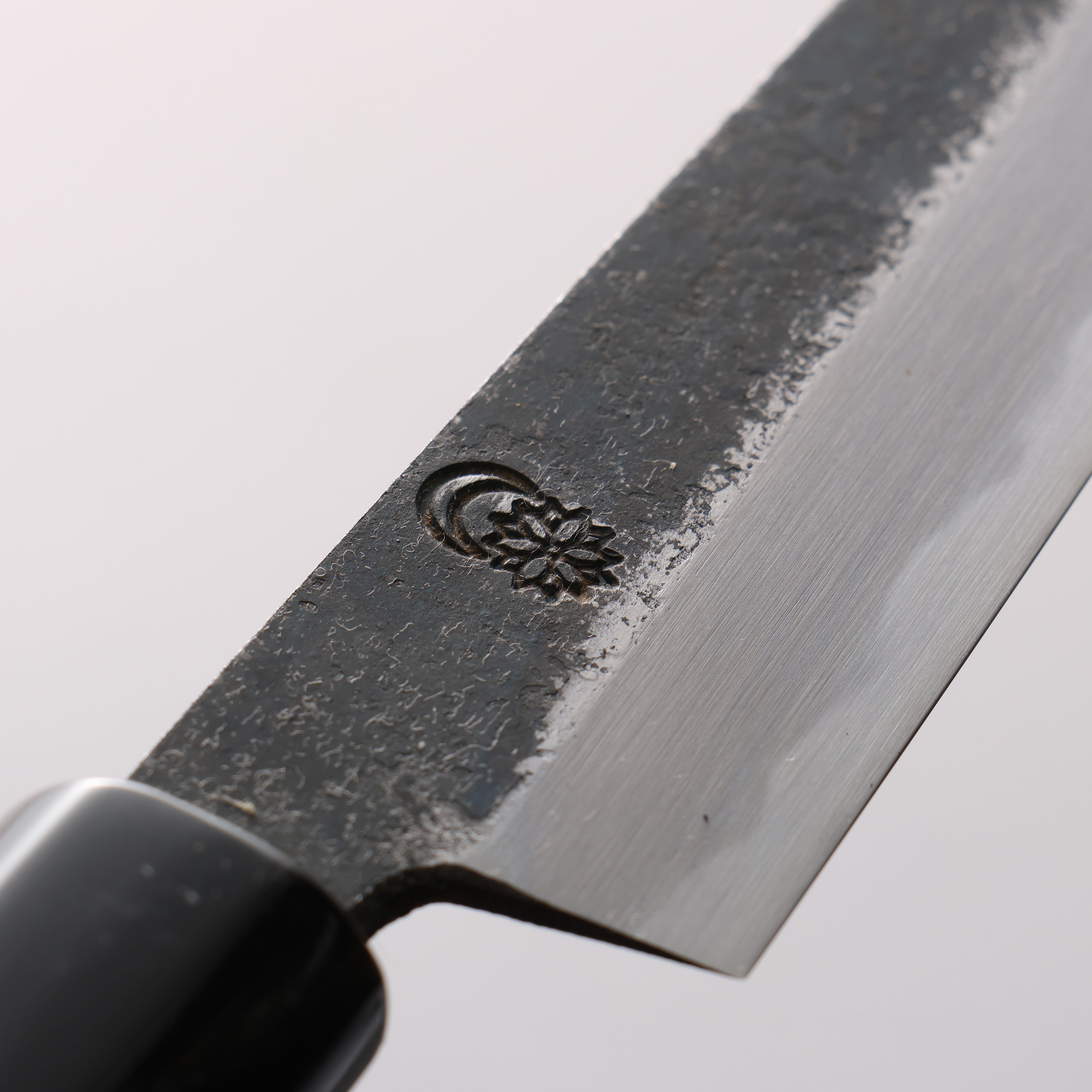 Cuchillo utilitario Kikuzuki de acero blanco n.° 2 con acabado negro, mango Magnolia de 150 mm