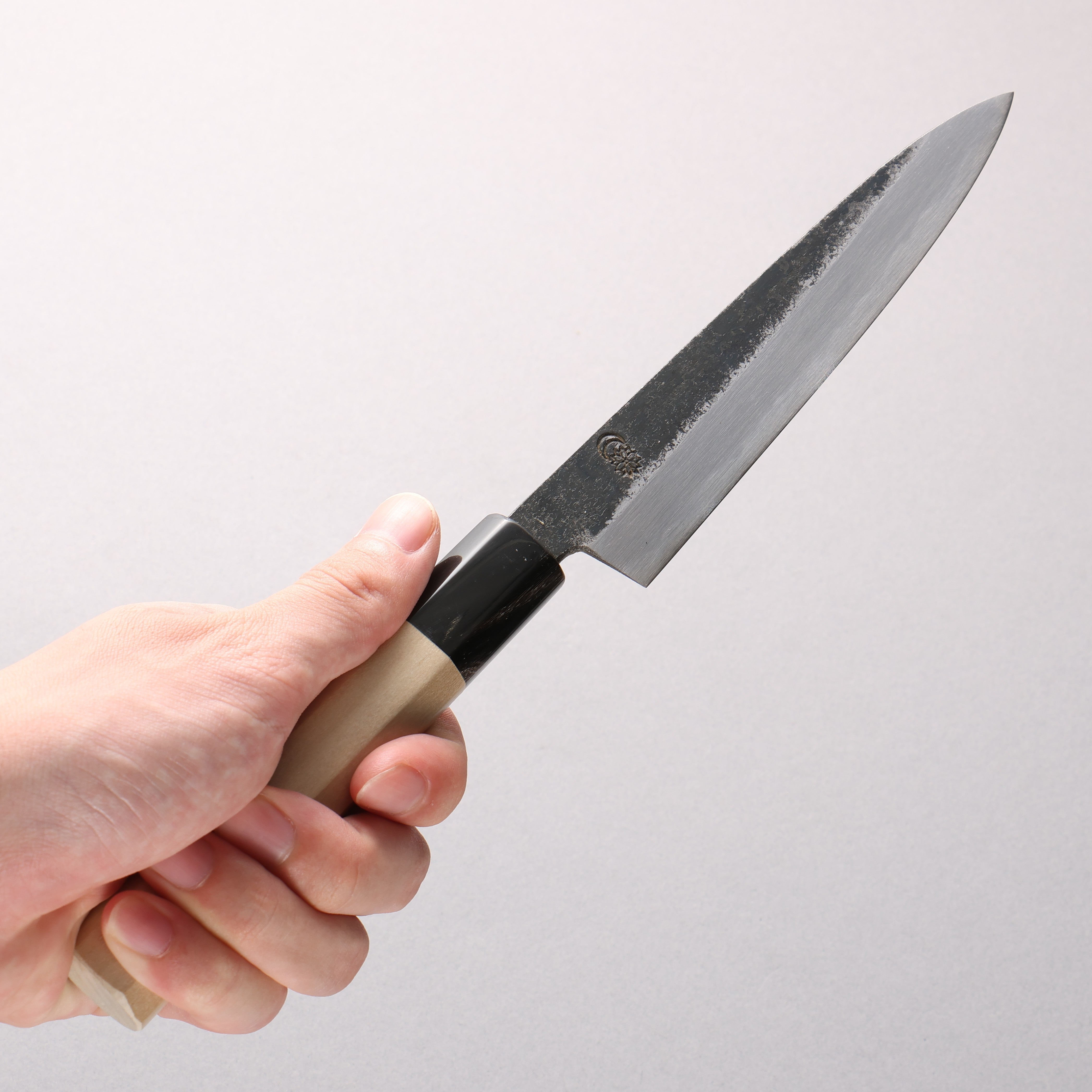 Cuchillo utilitario Kikuzuki de acero blanco n.° 2 con acabado negro, mango Magnolia de 150 mm