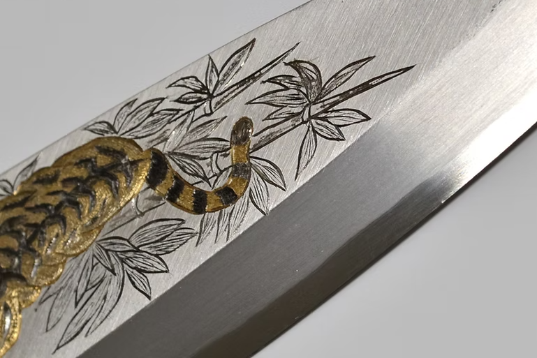 Sakai Takayuki Metal Decorated Engraving by Kubota The Tiger’s Gaze White Steel Kasumitogi Deba 240mm Magnolia (Ferrule: Water Buffalo Horn) Handle