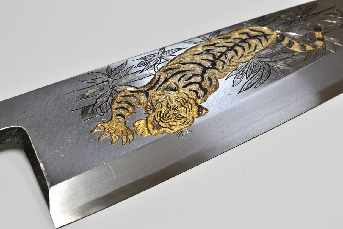 Sakai Takayuki Metal Decorated Engraving by Kubota The Tiger’s Gaze White Steel Kasumitogi Deba 240mm Magnolia (Ferrule: Water Buffalo Horn) Handle