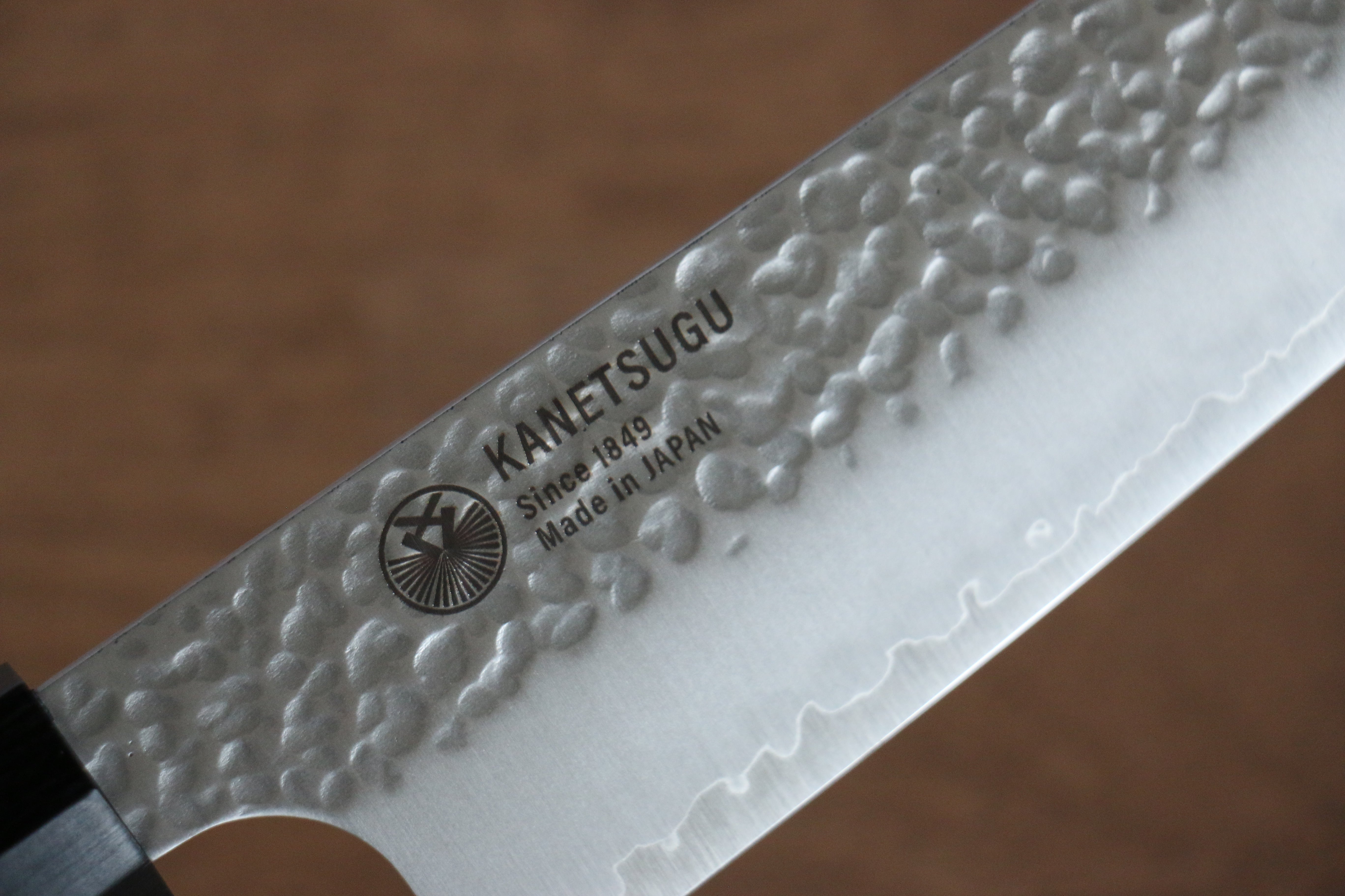 Seki Kanetsugu Heptagon Wood VG10 Hammered Santoku 170mm Pakka wood (heptagonal) Handle - Japanny - Best Japanese Knife