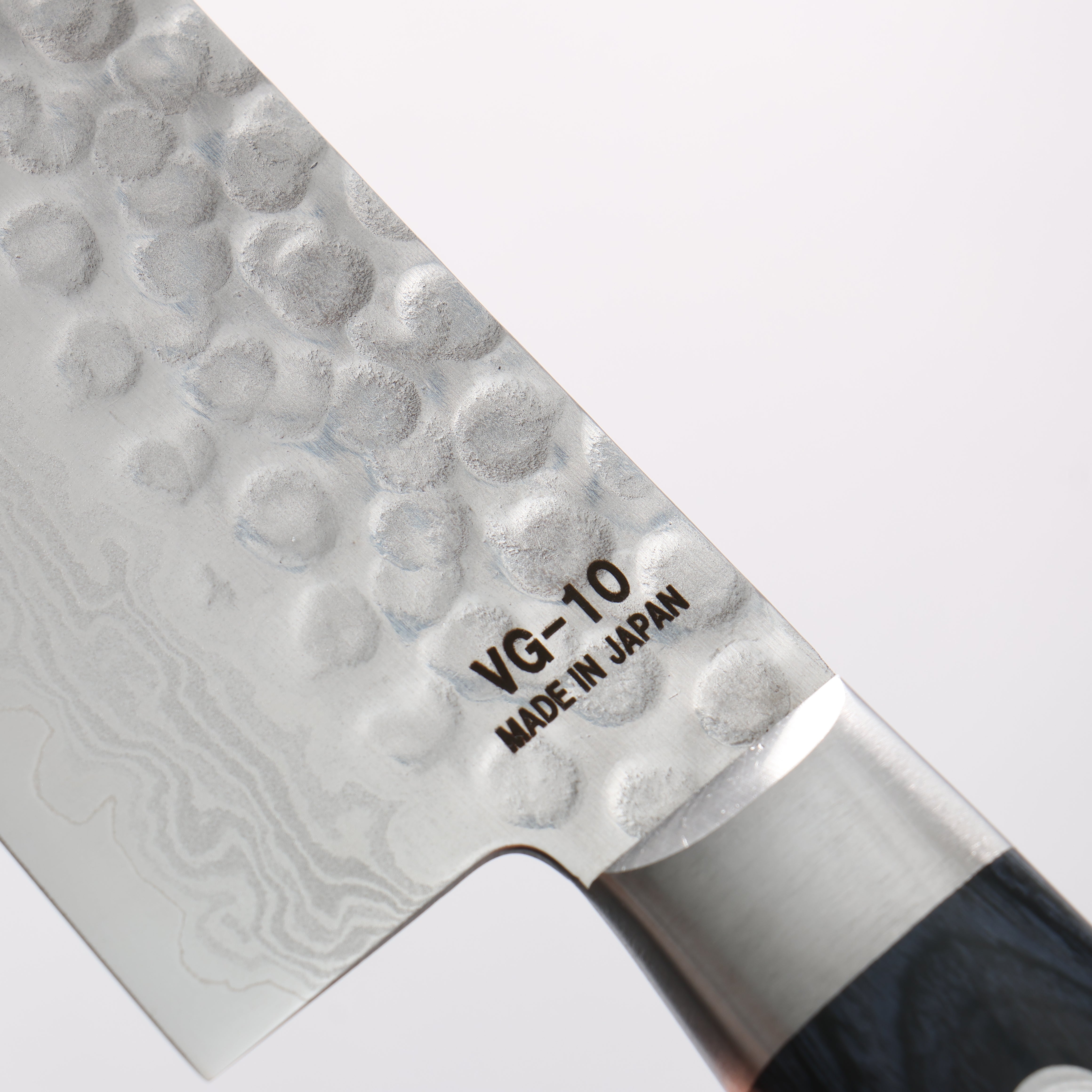 Higuchi VG10 Hammered Damascus Santoku 180mm Navy blue Pakka wood Handle - Japanny - Best Japanese Knife