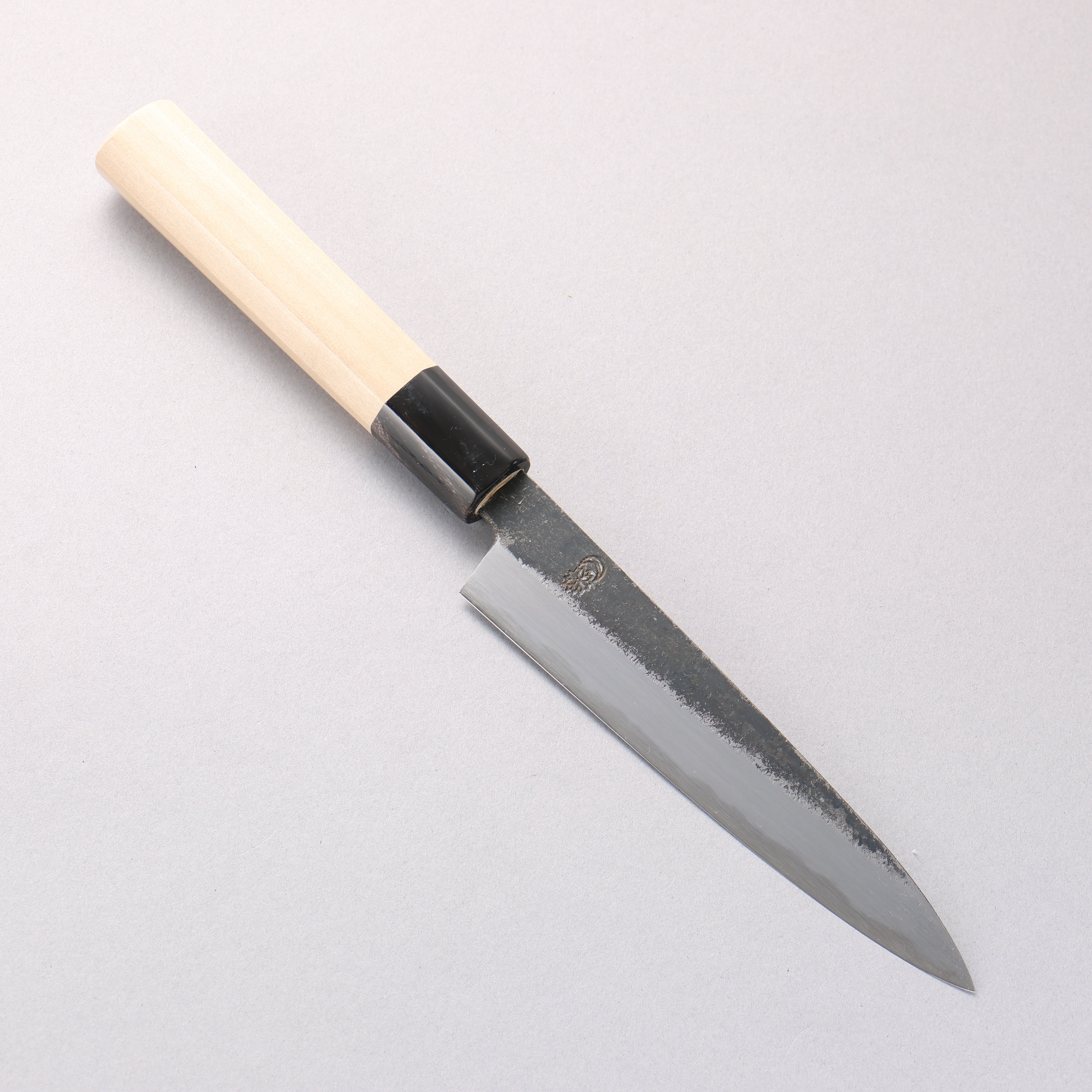 Cuchillo utilitario Kikuzuki de acero blanco n.° 2 con acabado negro, mango Magnolia de 150 mm