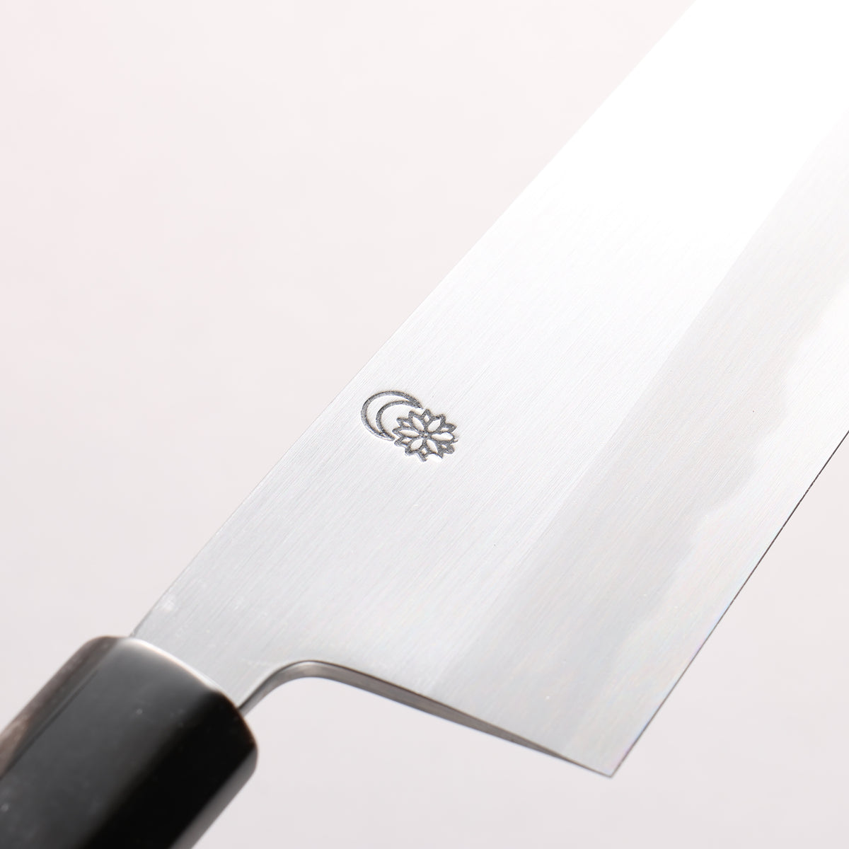 Kikuzuki White Steel No.2 Kasumitogi Kiritsuke Santoku 150mm Magnolia (Ferrule: Water Buffalo Horn) Handle