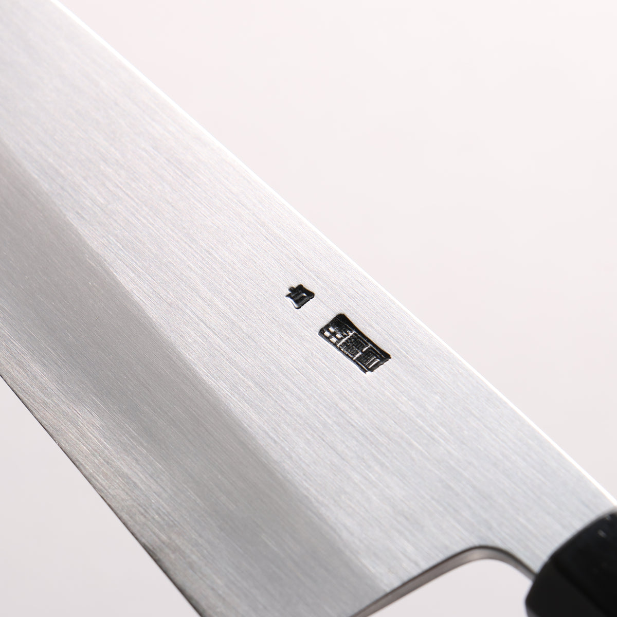 Kikuzuki White Steel No.2 Kasumitogi Kiritsuke Santoku 150mm Magnolia (Ferrule: Water Buffalo Horn) Handle