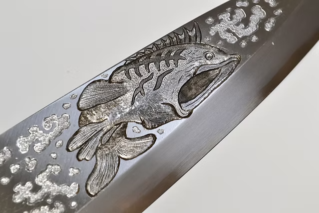 Sakai Takayuki Metal Decorated Engraving by Kubota Black Bass White Steel Kasumitogi Deba 240mm Magnolia (Ferrule: Water Buffalo Horn) Handle