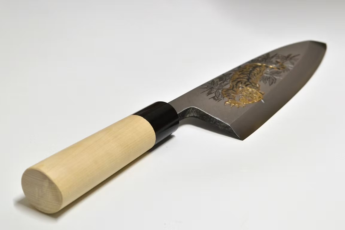Sakai Takayuki Metal Decorated Engraving by Kubota The Tiger’s Gaze White Steel Kasumitogi Deba 240mm Magnolia (Ferrule: Water Buffalo Horn) Handle