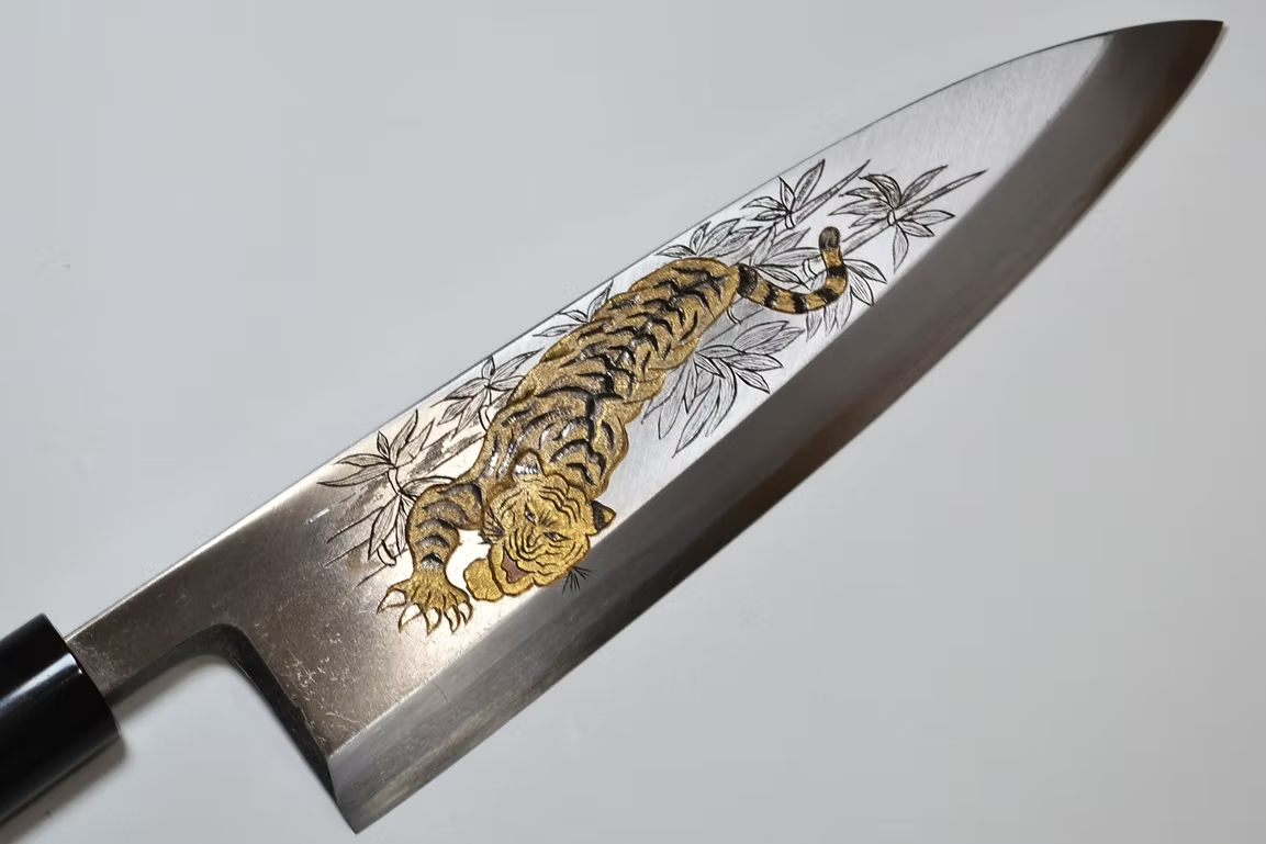 Sakai Takayuki Metal Decorated Engraving by Kubota The Tiger’s Gaze White Steel Kasumitogi Deba 240mm Magnolia (Ferrule: Water Buffalo Horn) Handle