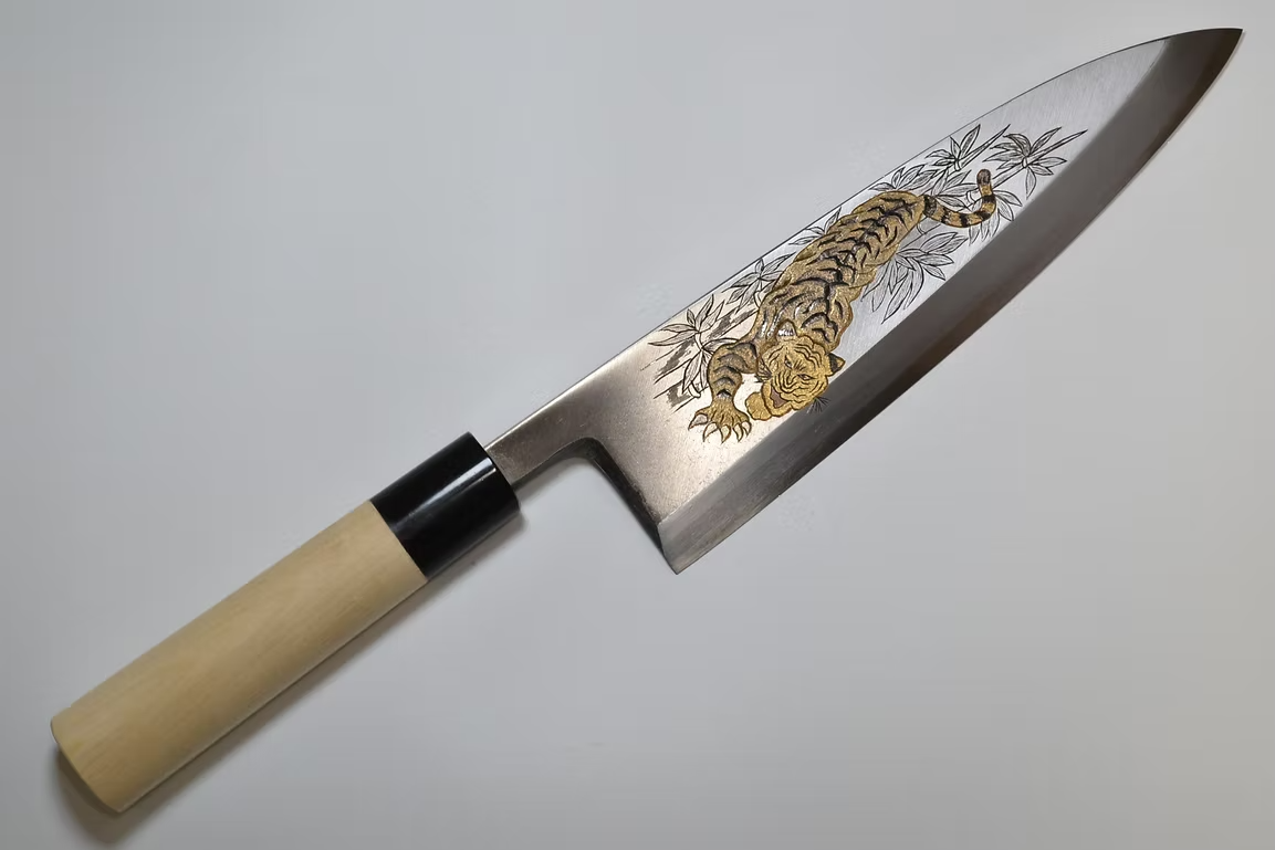 Sakai Takayuki Metal Decorated Engraving by Kubota The Tiger’s Gaze White Steel Kasumitogi Deba 240mm Magnolia (Ferrule: Water Buffalo Horn) Handle