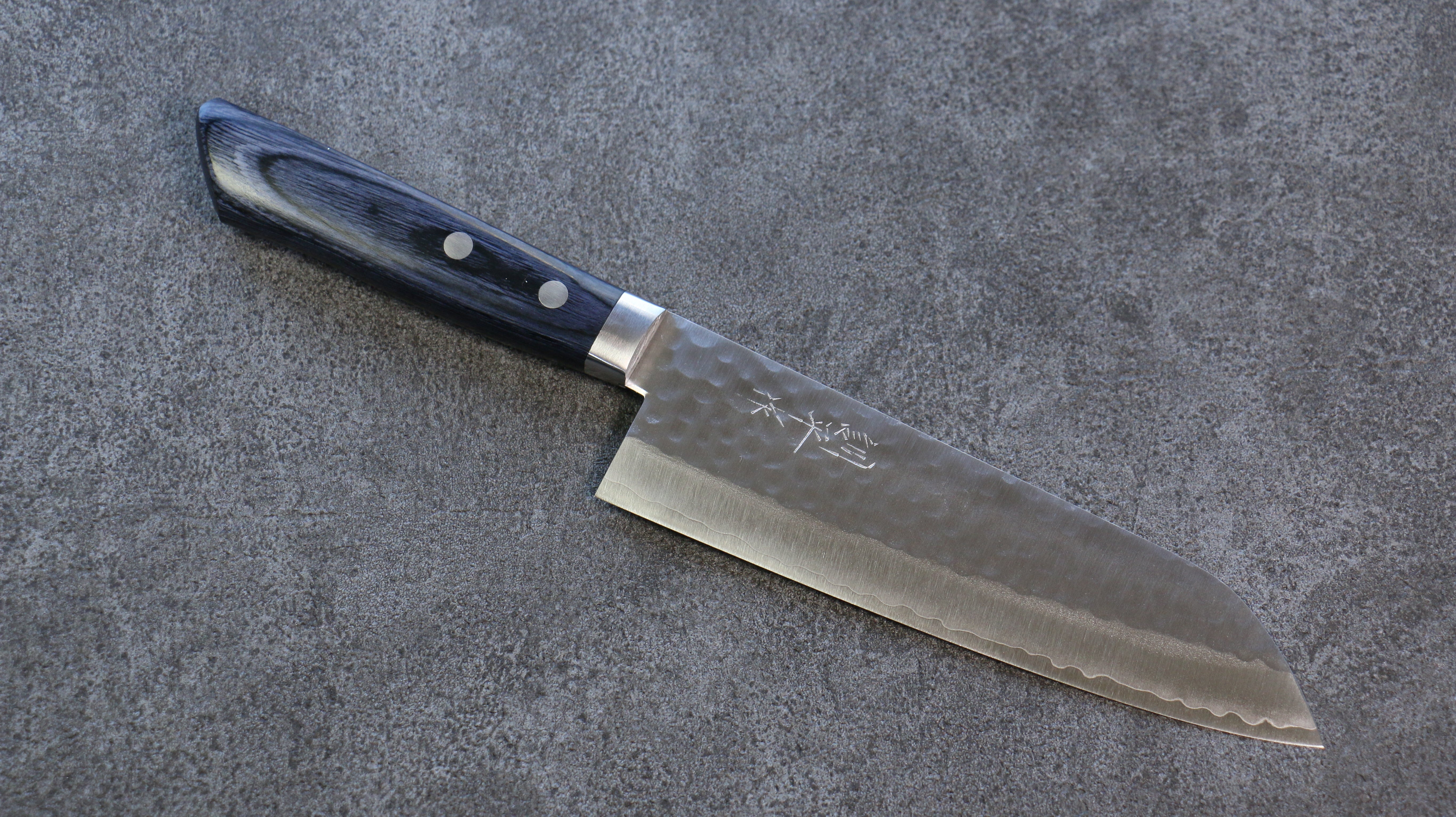 Kunihira VG1 Hammered Santoku 170mm Navy blue Pakka wood Handle - Japanny - Best Japanese Knife